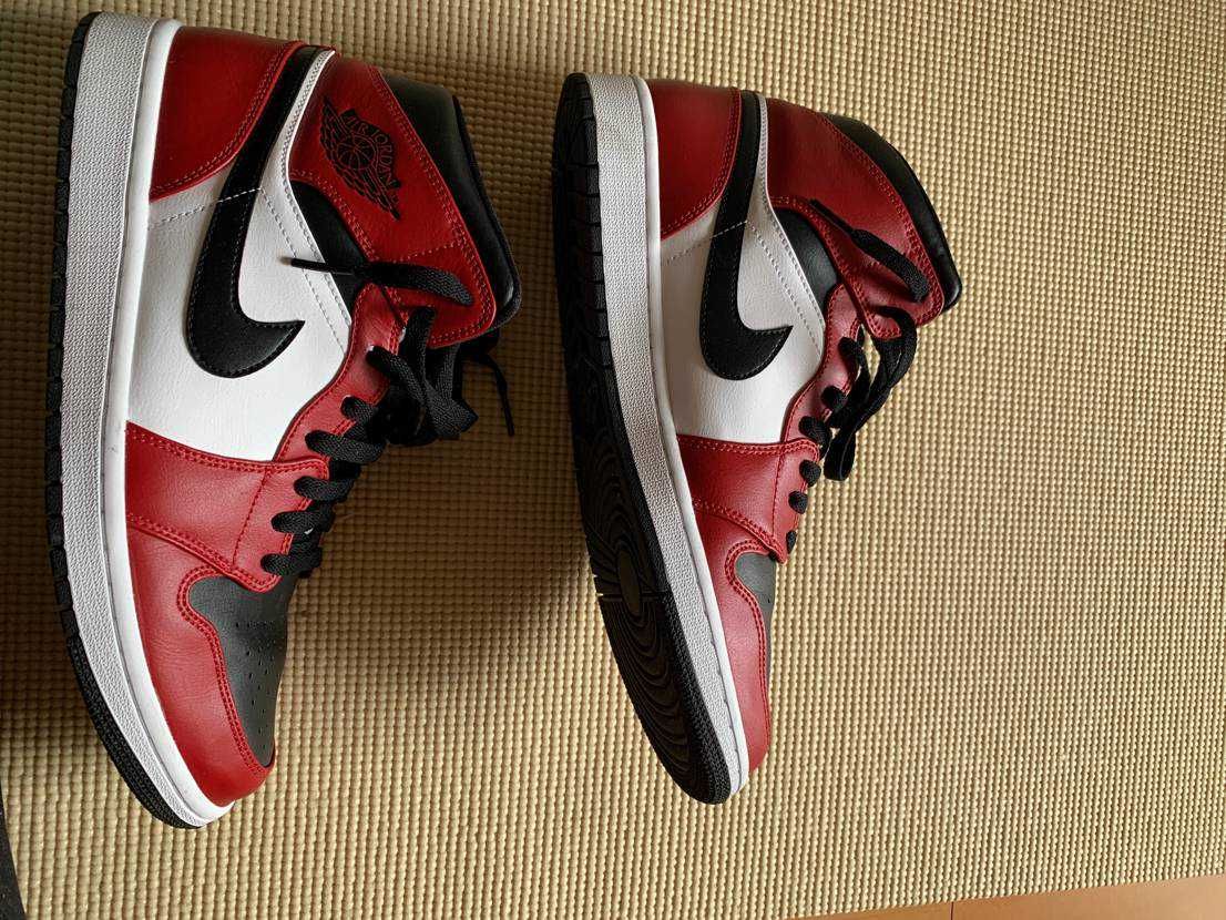 Nike Air Jordan 1 Mid "Chicago Black Toe"