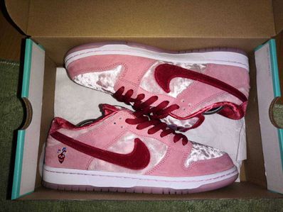 Strangelove × Nike SB Dunk Low "Valentine’s Day"