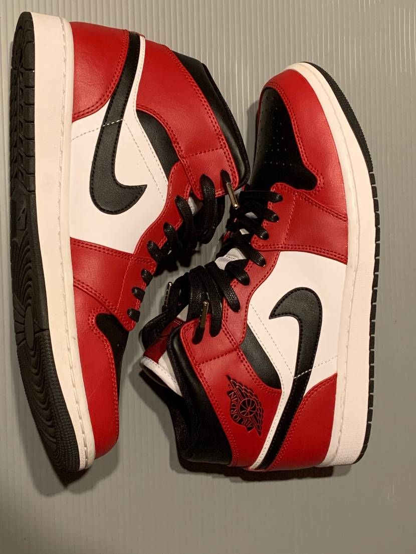 Nike Air Jordan 1 Mid "Chicago Black Toe"