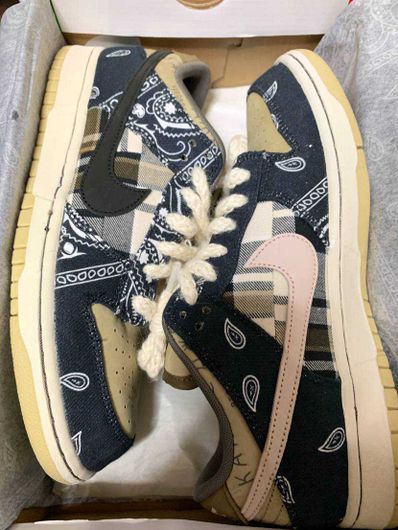 Travis Scott × Nike SB Dunk Low "Black/Parachute Beige"