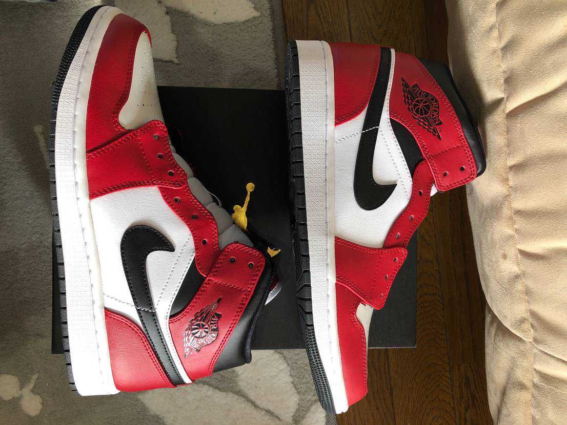 Nike Air Jordan 1 Mid "Chicago Black Toe"