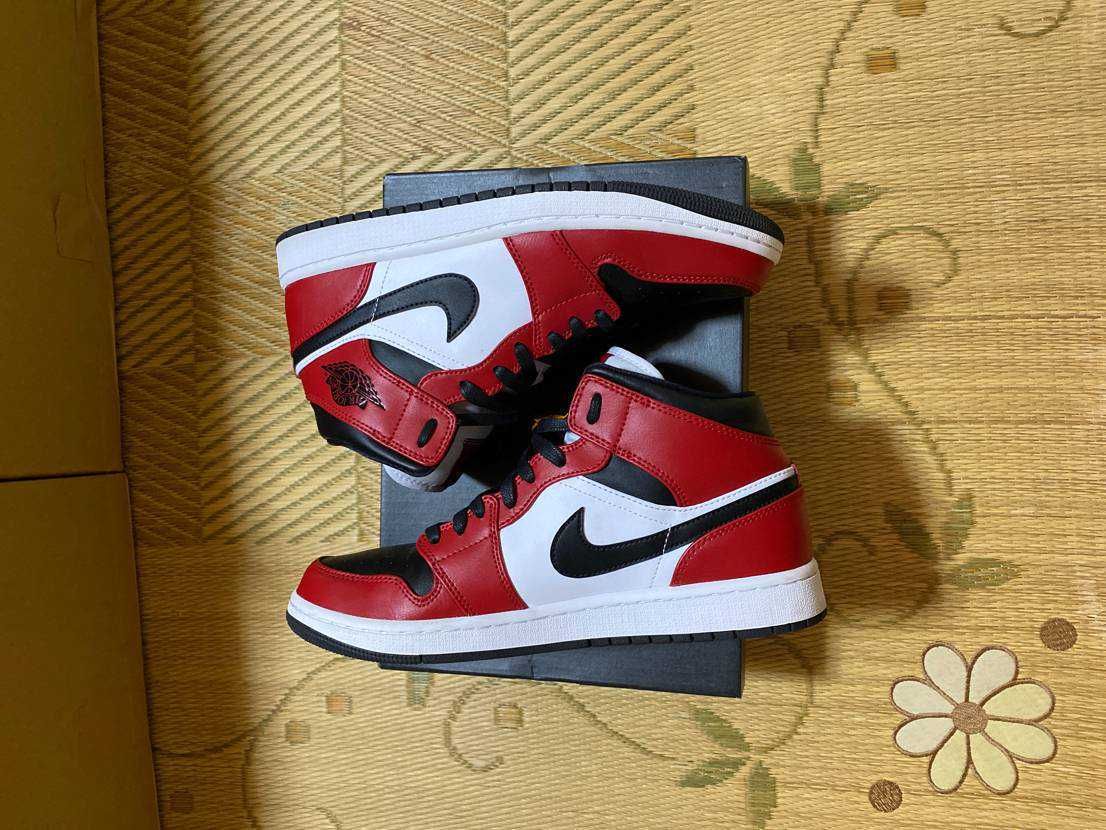 Nike Air Jordan 1 Mid "Chicago Black Toe"