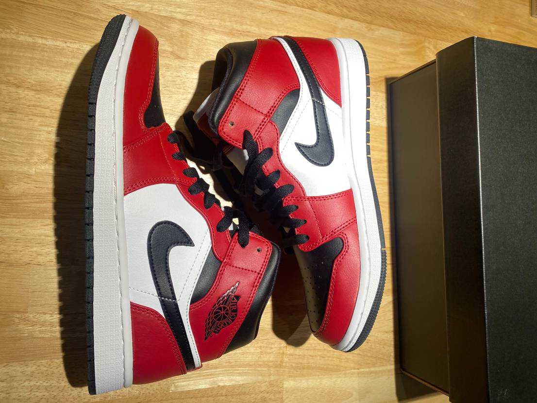 Nike Air Jordan 1 Mid "Chicago Black Toe"