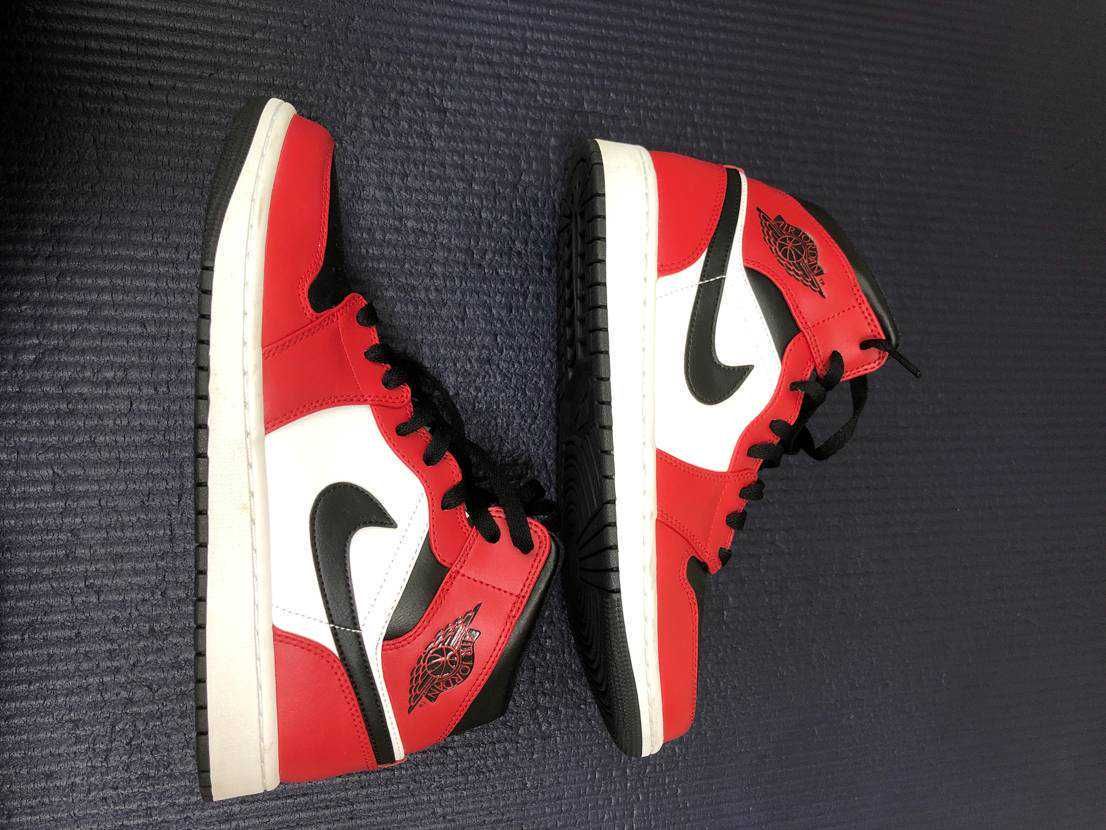 Nike Air Jordan 1 Mid "Chicago Black Toe"