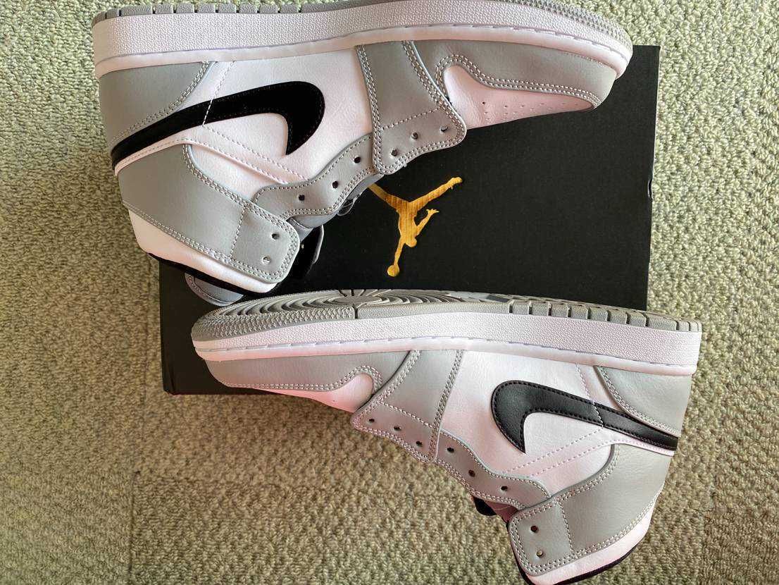 Nike Air Jordan 1 Mid "Light Smoke Grey/White/Black"
