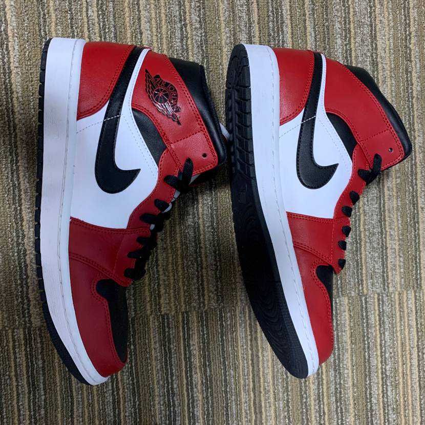 Nike Air Jordan 1 Mid "Chicago Black Toe"