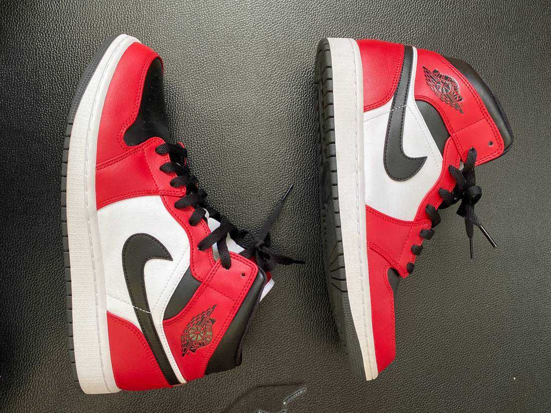 Nike Air Jordan 1 Mid "Chicago Black Toe"