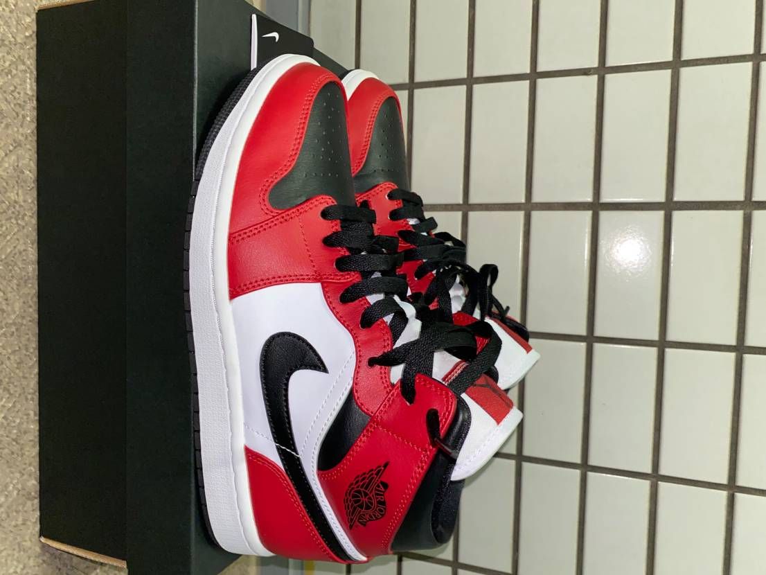 Nike Air Jordan 1 Mid "Chicago Black Toe"