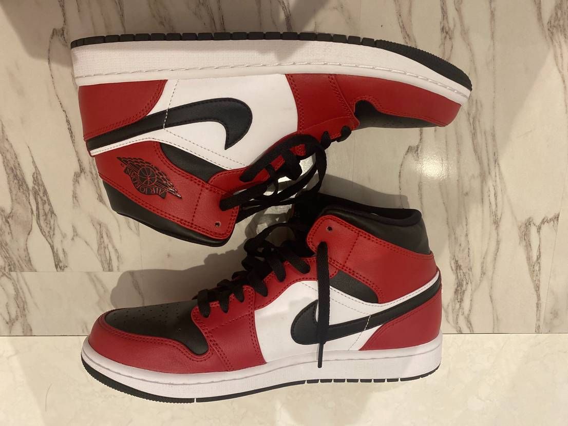 Nike Air Jordan 1 Mid "Chicago Black Toe"