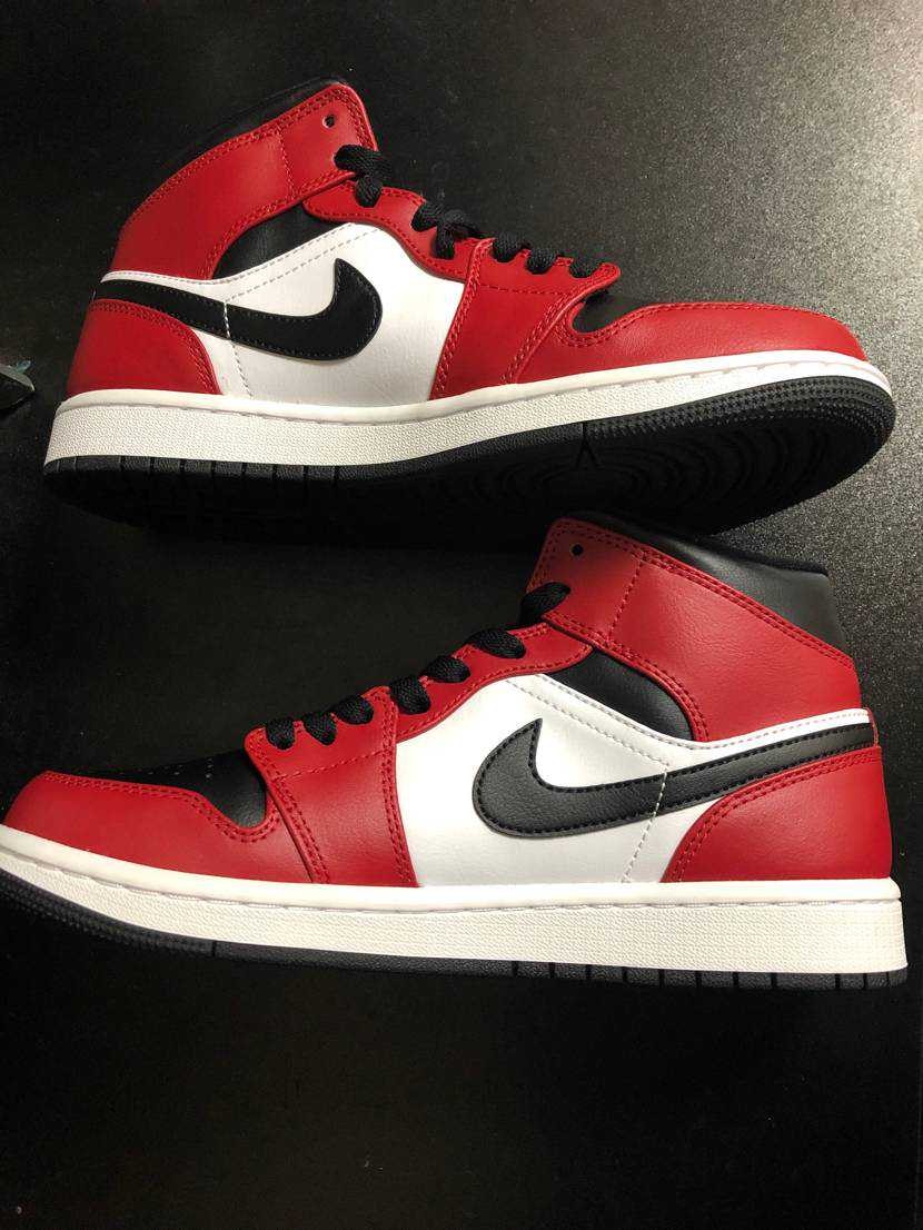 Nike Air Jordan 1 Mid "Chicago Black Toe"