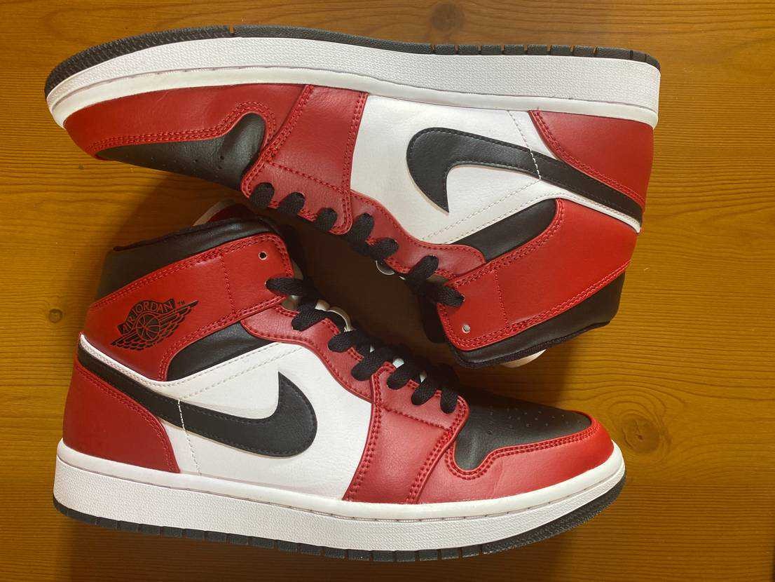 Nike Air Jordan 1 Mid "Chicago Black Toe"