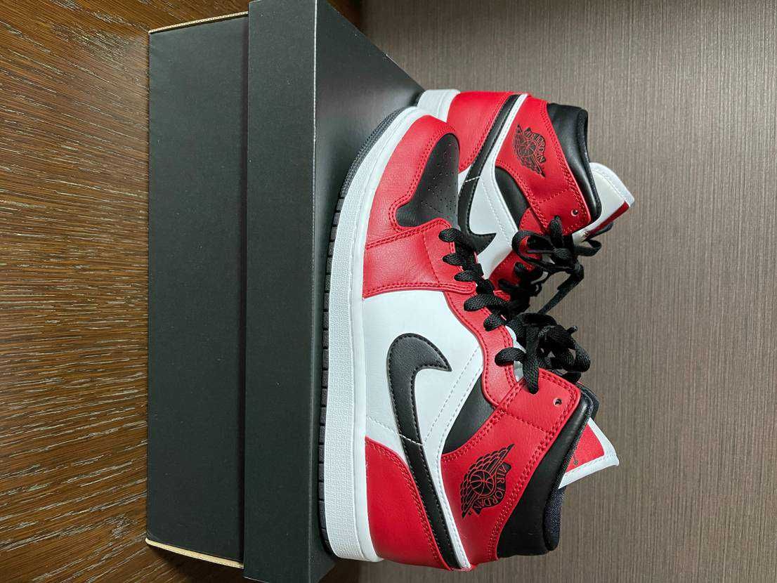 Nike Air Jordan 1 Mid "Chicago Black Toe"