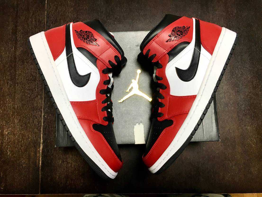 Nike Air Jordan 1 Mid "Chicago Black Toe"