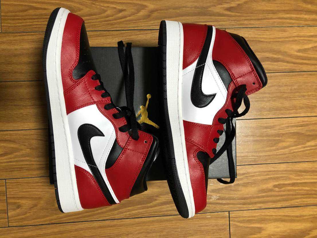 Nike Air Jordan 1 Mid "Chicago Black Toe"
