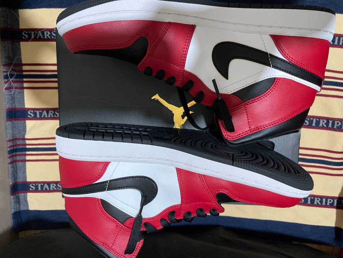 Nike Air Jordan 1 Mid "Chicago Black Toe"