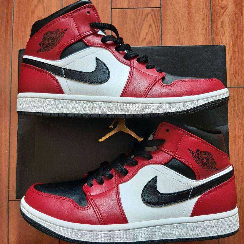 Nike Air Jordan 1 Mid "Chicago Black Toe"