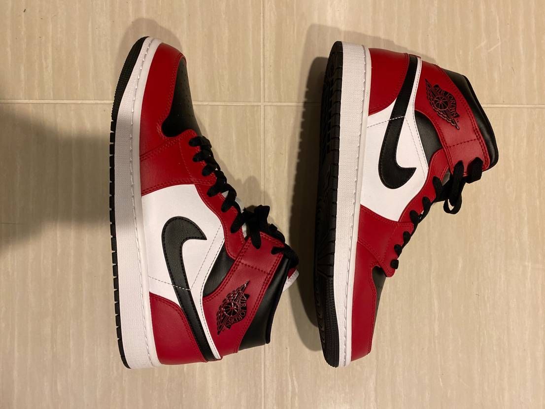 Nike Air Jordan 1 Mid "Chicago Black Toe"