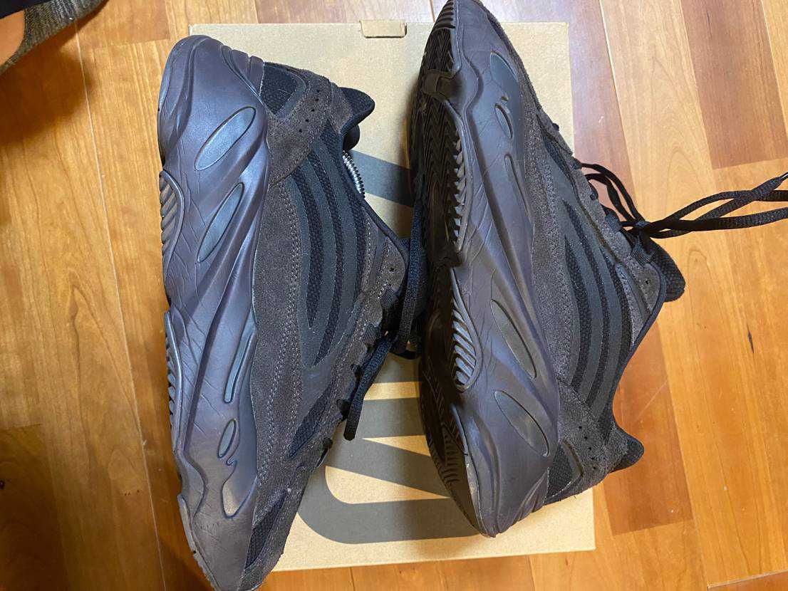 adidas YEEZY BOOST 700 V2 "Vanta"