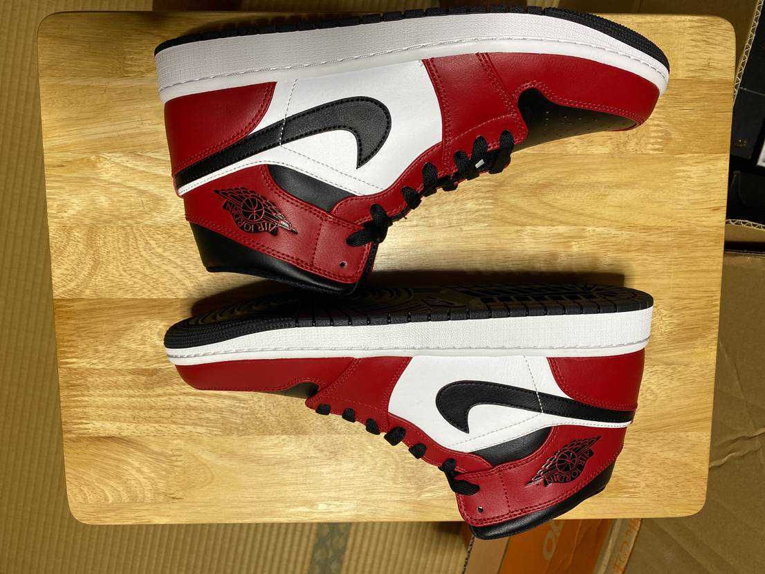 Nike Air Jordan 1 Mid "Chicago Black Toe"