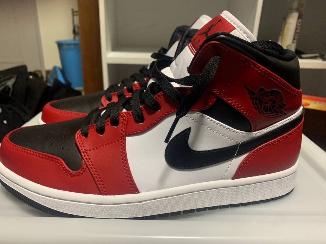 Nike Air Jordan 1 Mid "Chicago Black Toe"