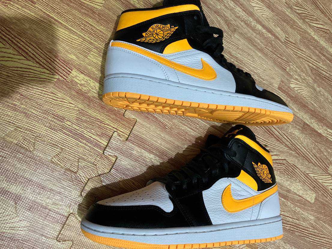 Nike Women's Air Jordan 1 Mid SE "Laser Orange Black"      