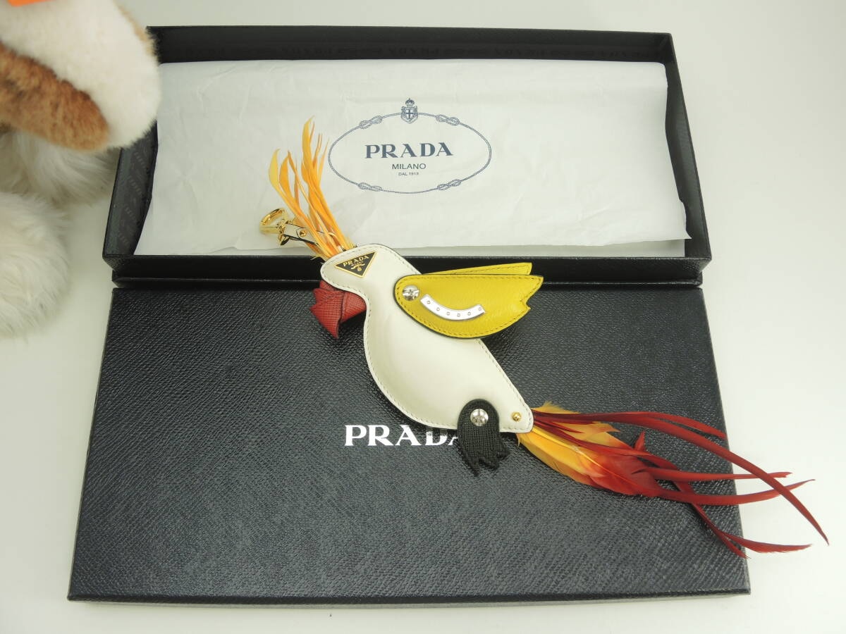 A+ (新品・未使用(ワケあり))】プラダ バッグチャーム 鳥 レザー白黄