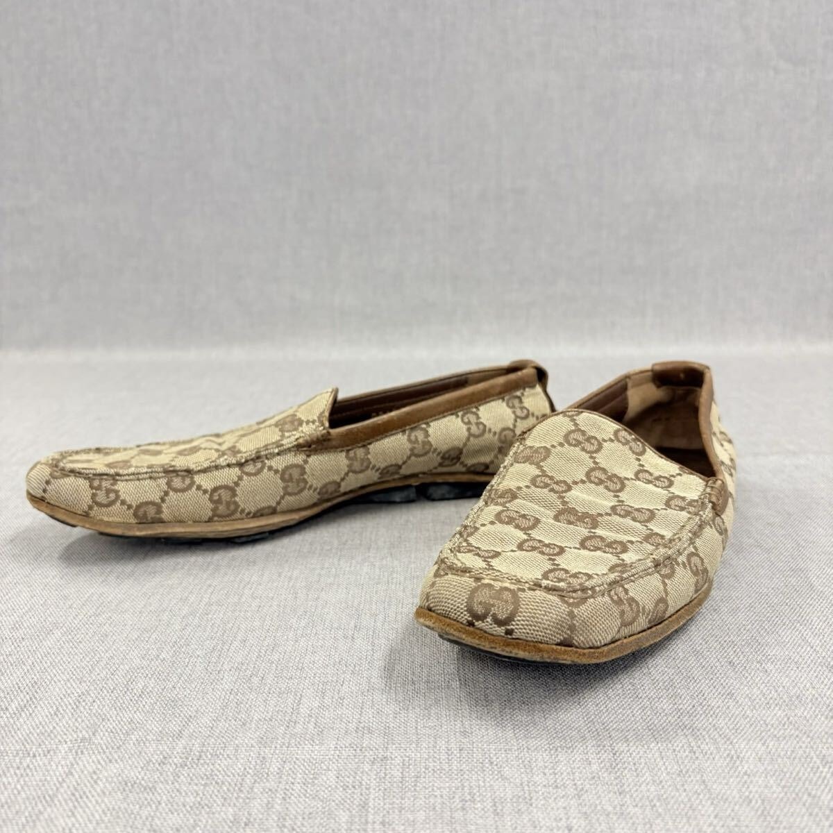 GUCCI ベージュスエードローファー、ドライビングシューズ GUCCI 