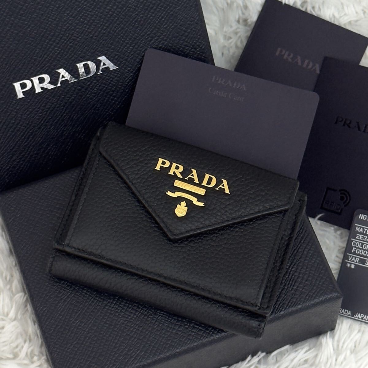 A (未使用に近い)】☆新品同様☆PRADA プラダ 三つ折り シボ革