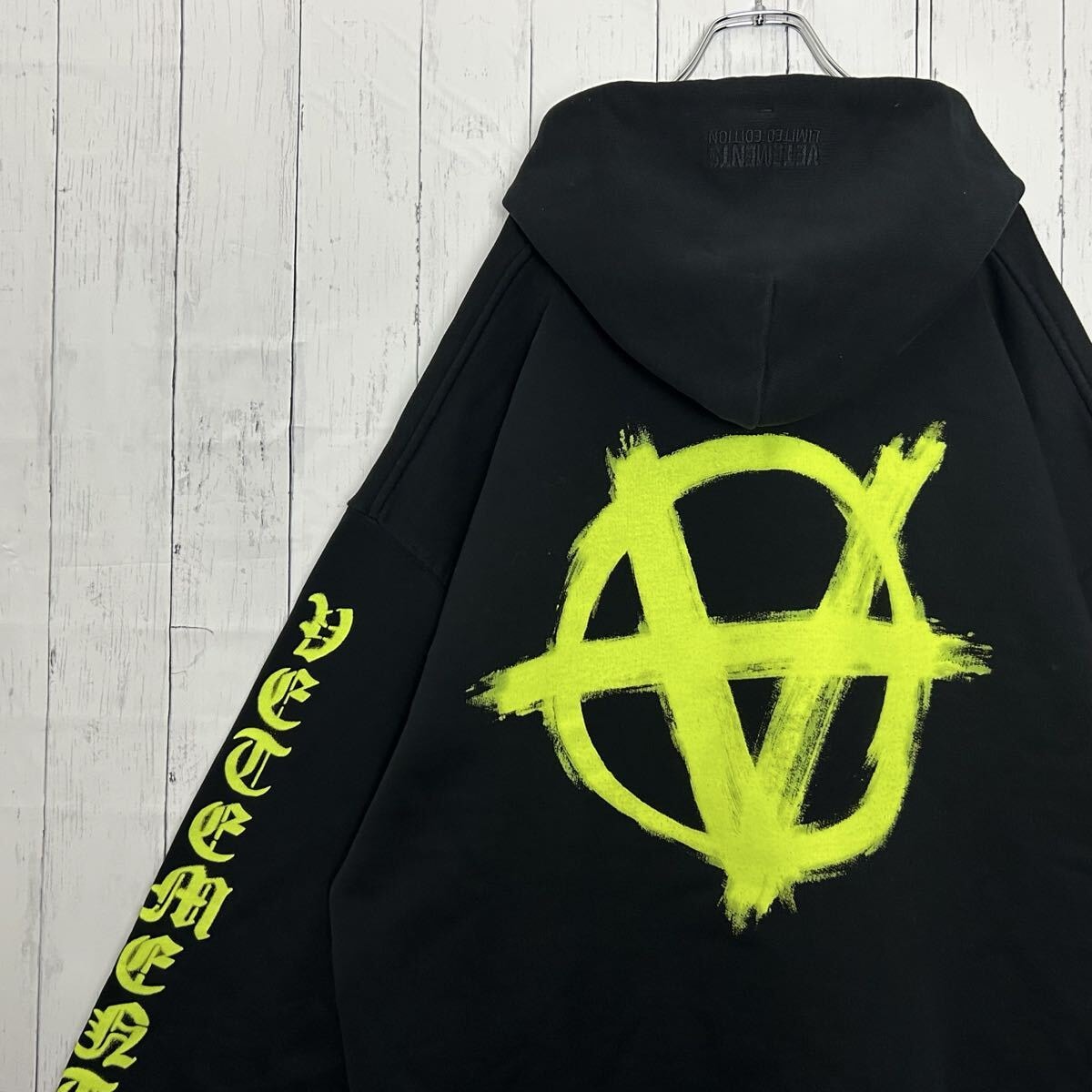 希少 VETEMENTSヴェトモン アナーキーシンボル ビッグロゴ フード刺繍 オーバーサイズ プルパーカー XL相当 ブラック 黒 トップス メンズ
