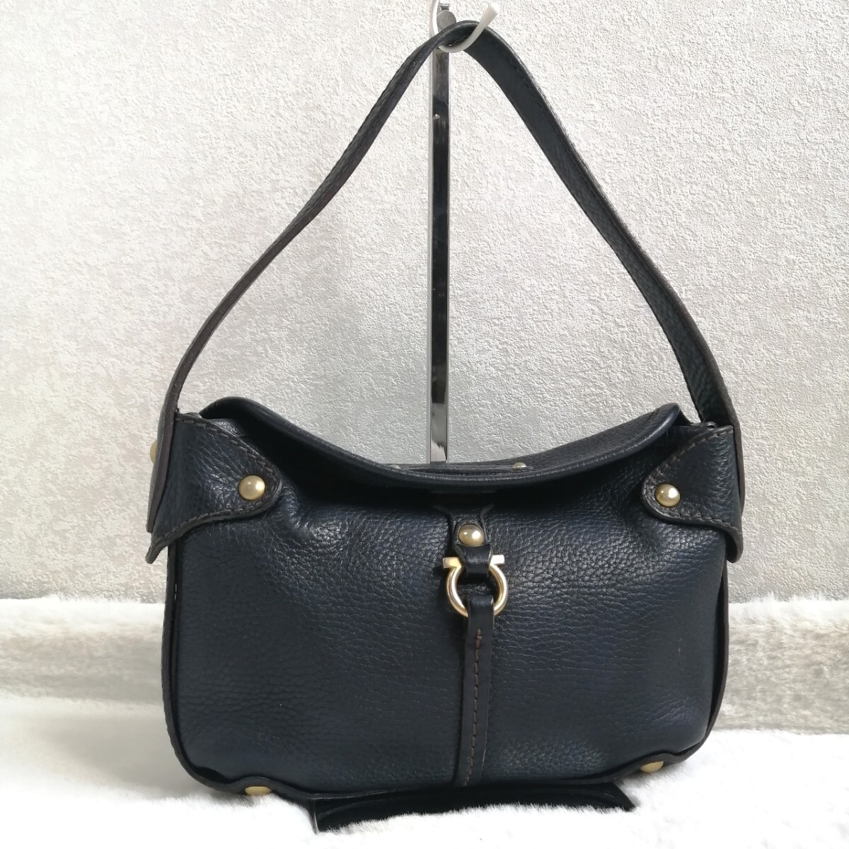 サルヴァトーレフェラガモ ハンドバッグ アクセサリーポーチ ワンショルダー ガンチーニ レザー 本革 ブラック系 Salvatore Ferragamo