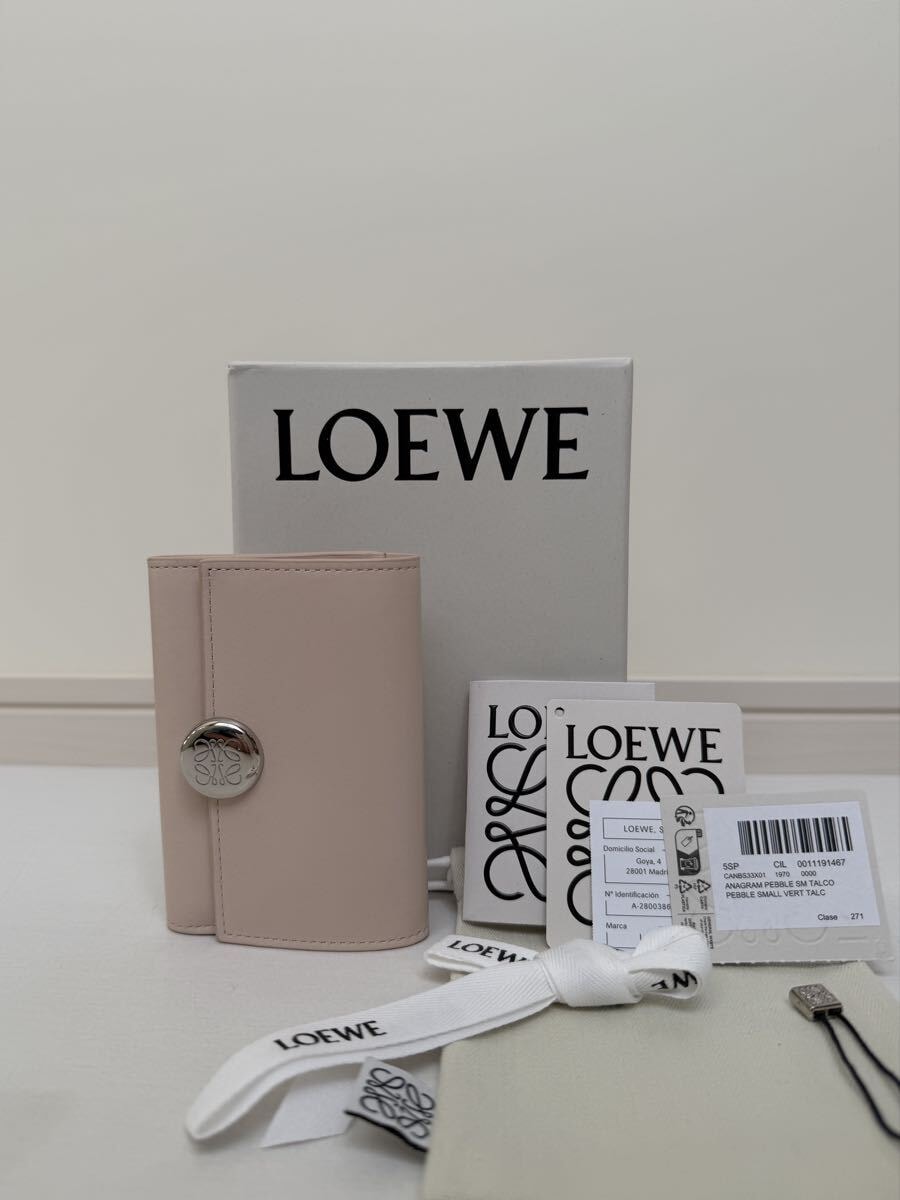 ロエベ　ぺブル バーティカル ウォレット スモール（シャイニーナパカーフ）タルク　TALC ピンク　薄ピンク　折財布　財布　LOEWE 