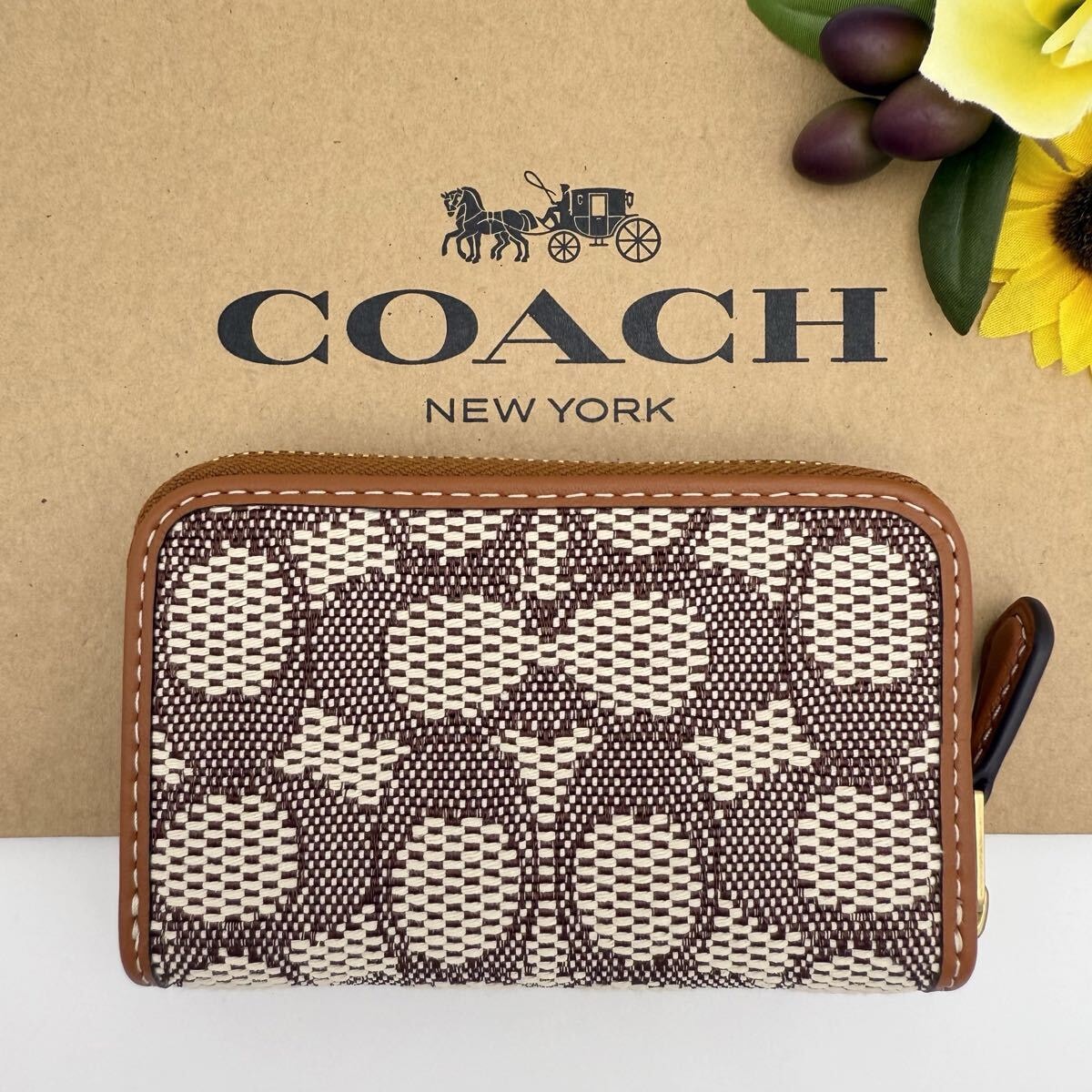 COACH フラグメントケース ★大人気★ エッセンシャル スモール ジップ アラウンド カードケース シグネチャージャカード CAH14 B4TA7 新品