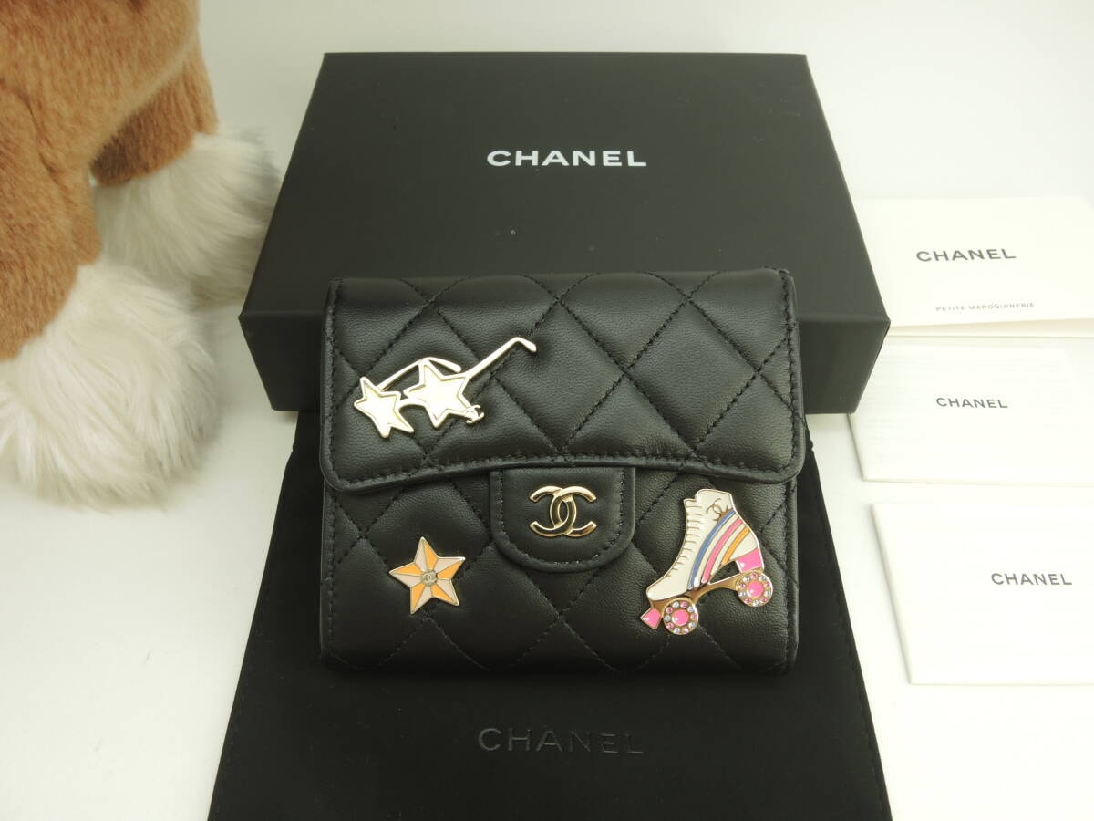 シャネル コンパクトウォレット チャーム付 ラムスキン黒 3折財布 未使用@KTT9XXPK