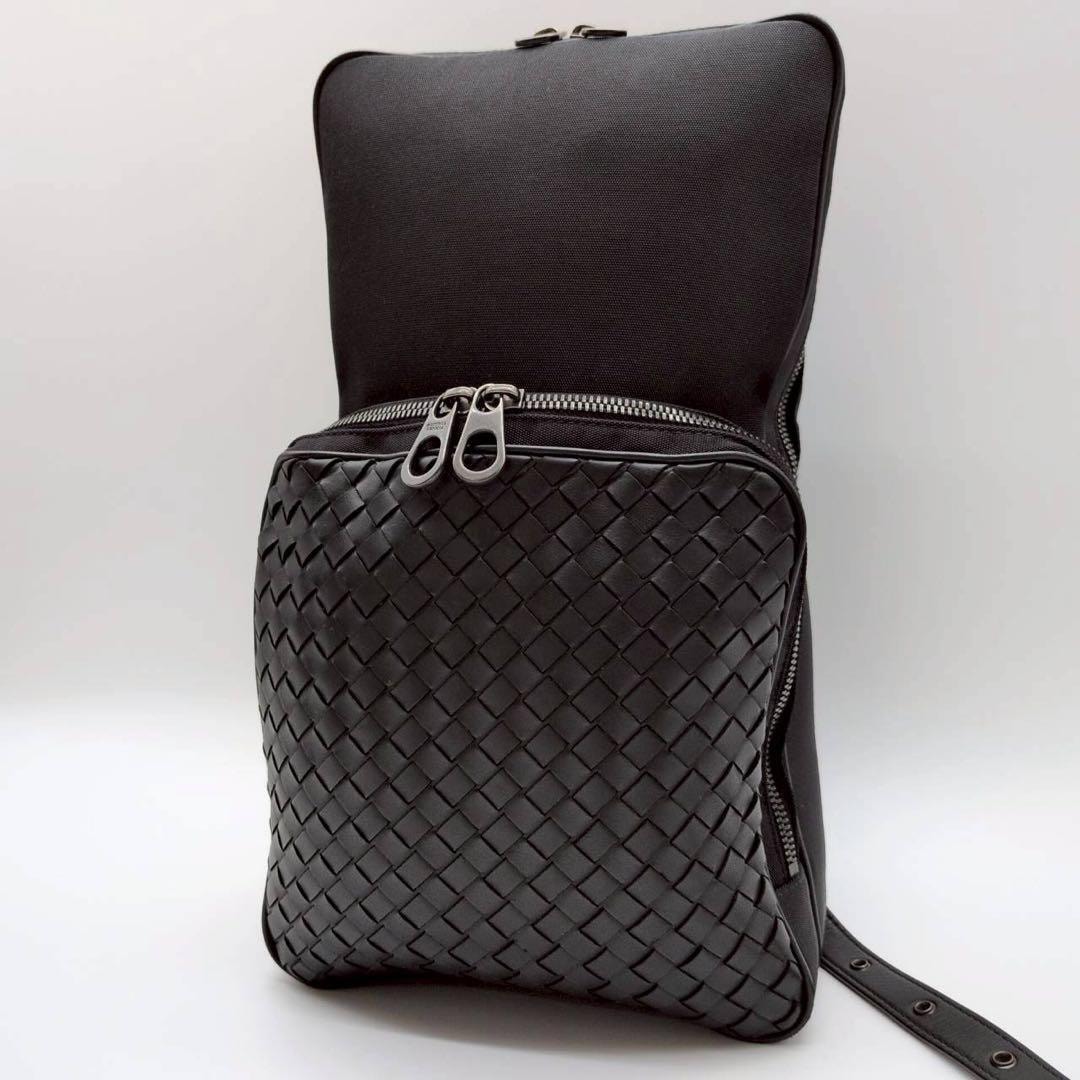極美品 BOTTEGA VENETA ボッテガヴェネタ イントレチャート ボディ ショルダーバッグ ナイロンキャンバス レザー 黒 ブラック メンズ
