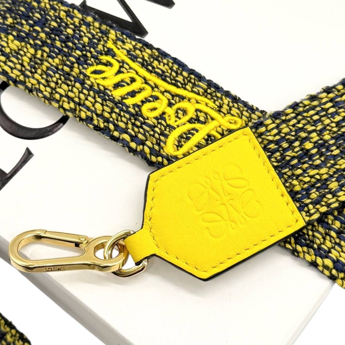 未使用保管品/箱付き　ロエベ　ショルダーストラップ　イエロー　ネイビー　98cm　ロゴ　刺繍　アナグラム　ストラップ　のみ　単品　dk16