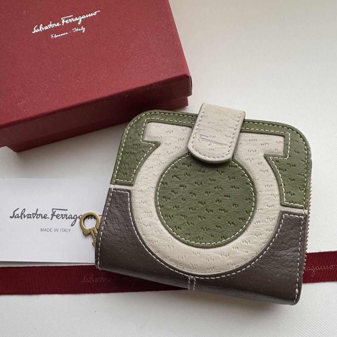 【極上美品】927 Ferragamo サルバトーレフェラガモ 2つ折り財布