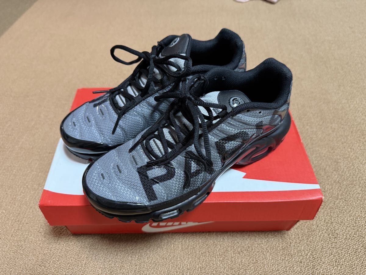 パリサンジェルマン × ナイキ エアマックスプラス "ブラック/パーティクルグレー"