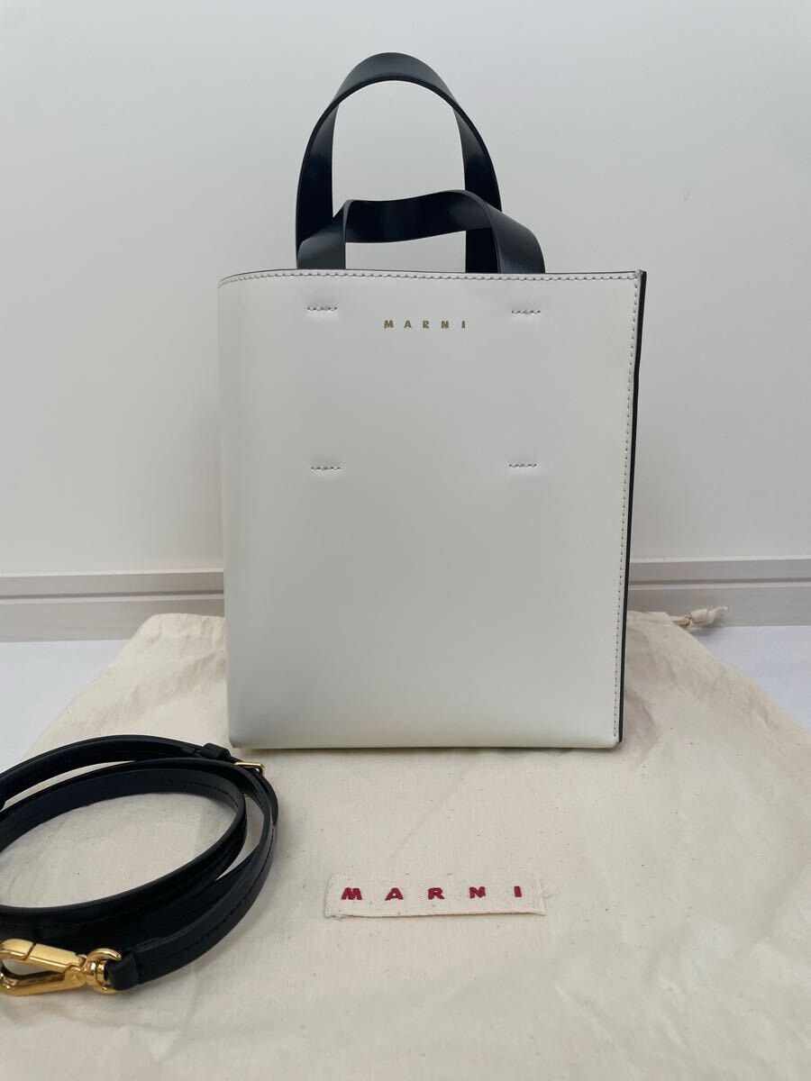 【マルニ】ホワイト　ピンク　レザー製　Museo Softミニバッグ　ショルダーバッグ　MARNI ムゼオ　ミュゼオ　白　バイカラー