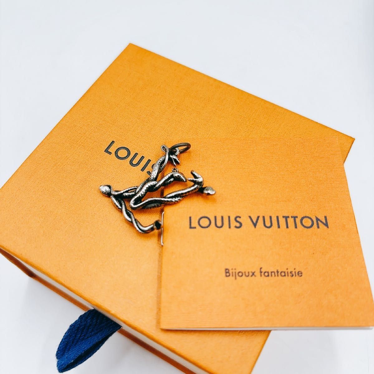 Vuitton ルイヴィトン ネックレス ペンダント　LVスネーク　MP2567 シルバー LV