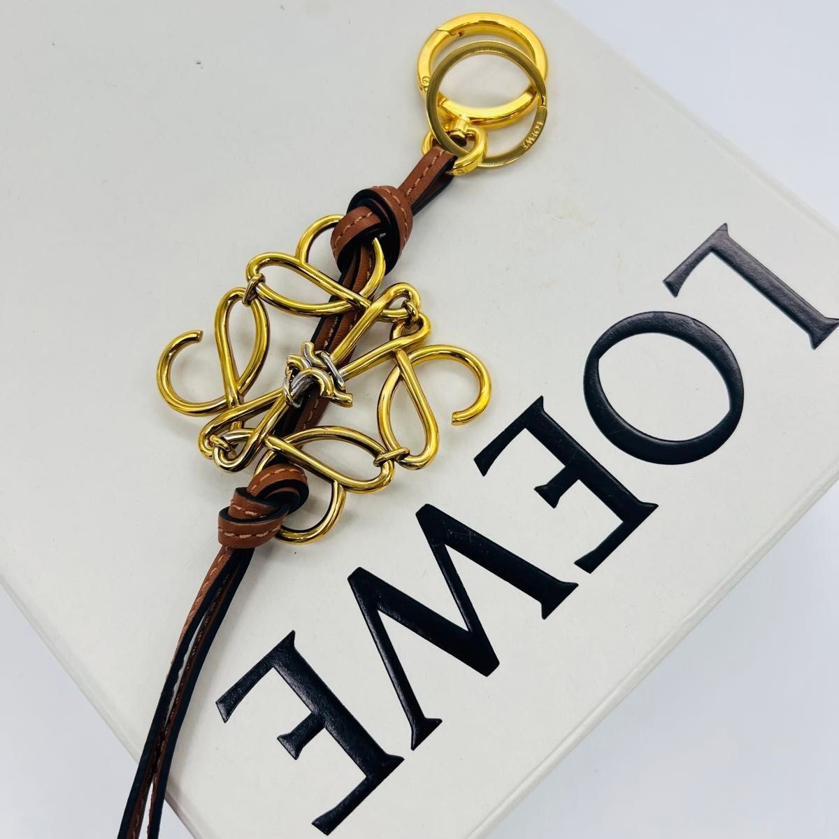 LOEWE ロエベ アナグラム　ロゴ チャーム ゴールド　ブラウン メタル レザー