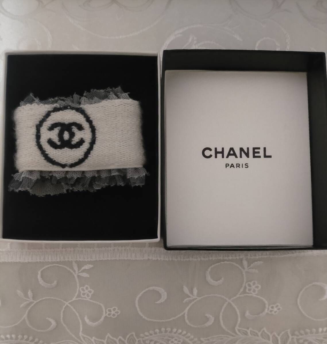 シャネルCHANEL★パイル地レース（白色）リストバンド