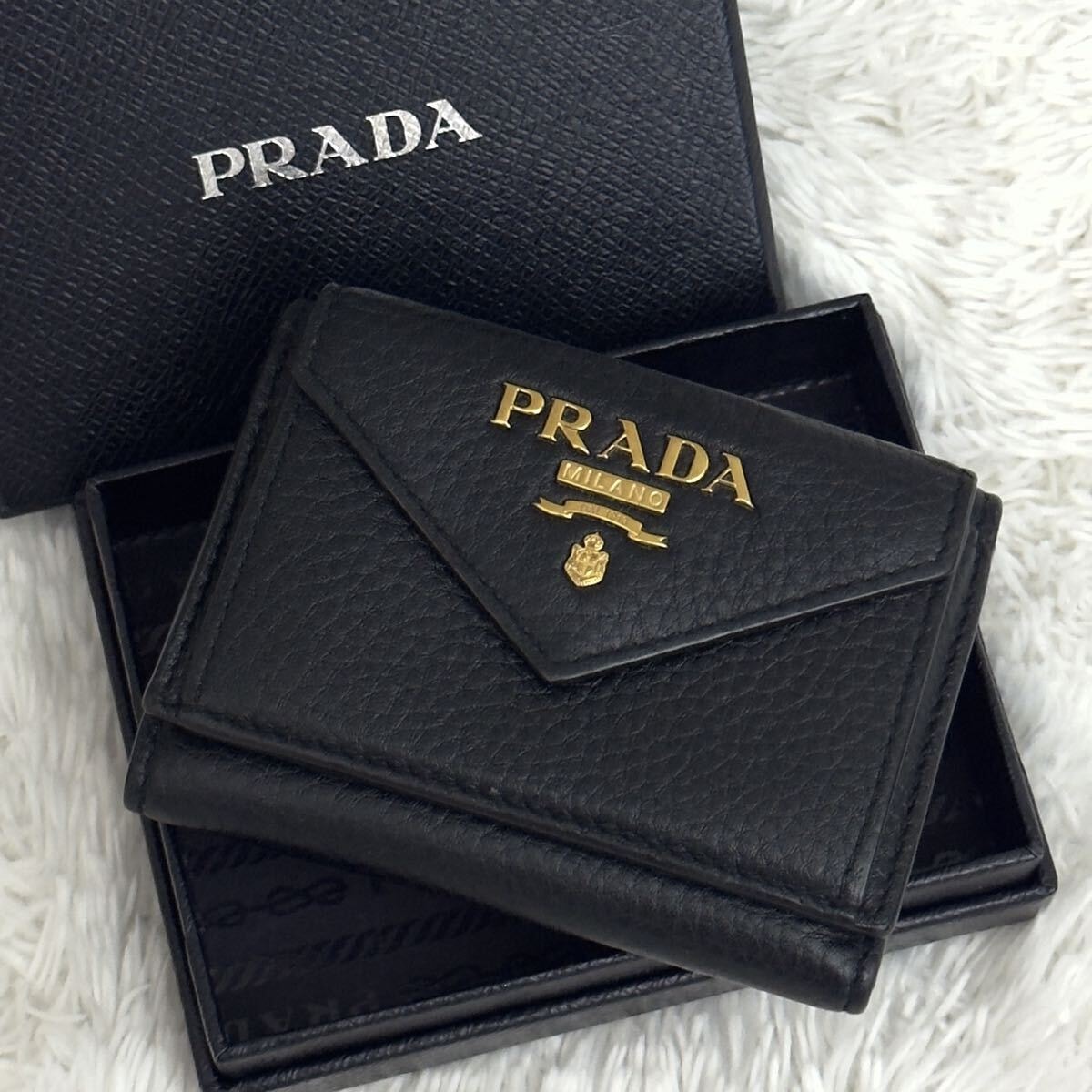 目立った傷や汚れなし】☆極上美品☆PRADA プラダ 三つ折り シボ革