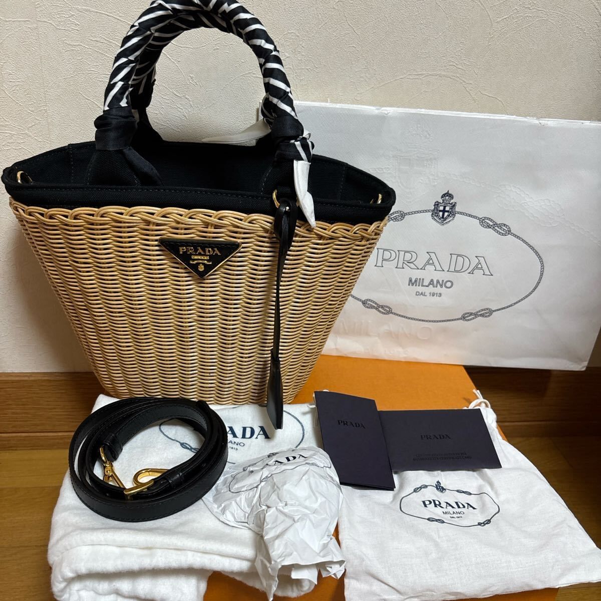 未使用に近い】プラダ かごバッグ 2way 超美品 ストラップ付き