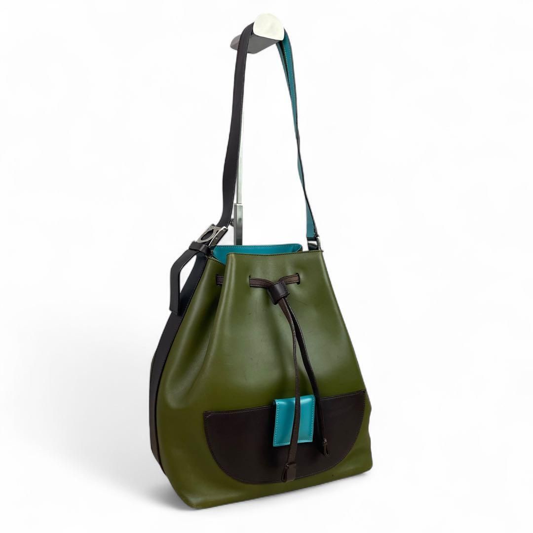 サルヴァトーレフェラガモ　ショルダーバッグ　ガンチーニ　レザー　巾着 Salvatore Ferragamo