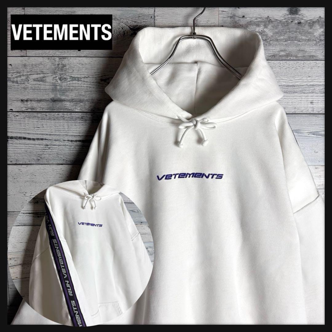 【オーバーサイズ】ヴェトモン☆センターロゴパーカー 袖ロゴ 定番ホワイト オーバーサイズ】ヴェトモン☆センターロゴパーカー 袖ロゴ 定番