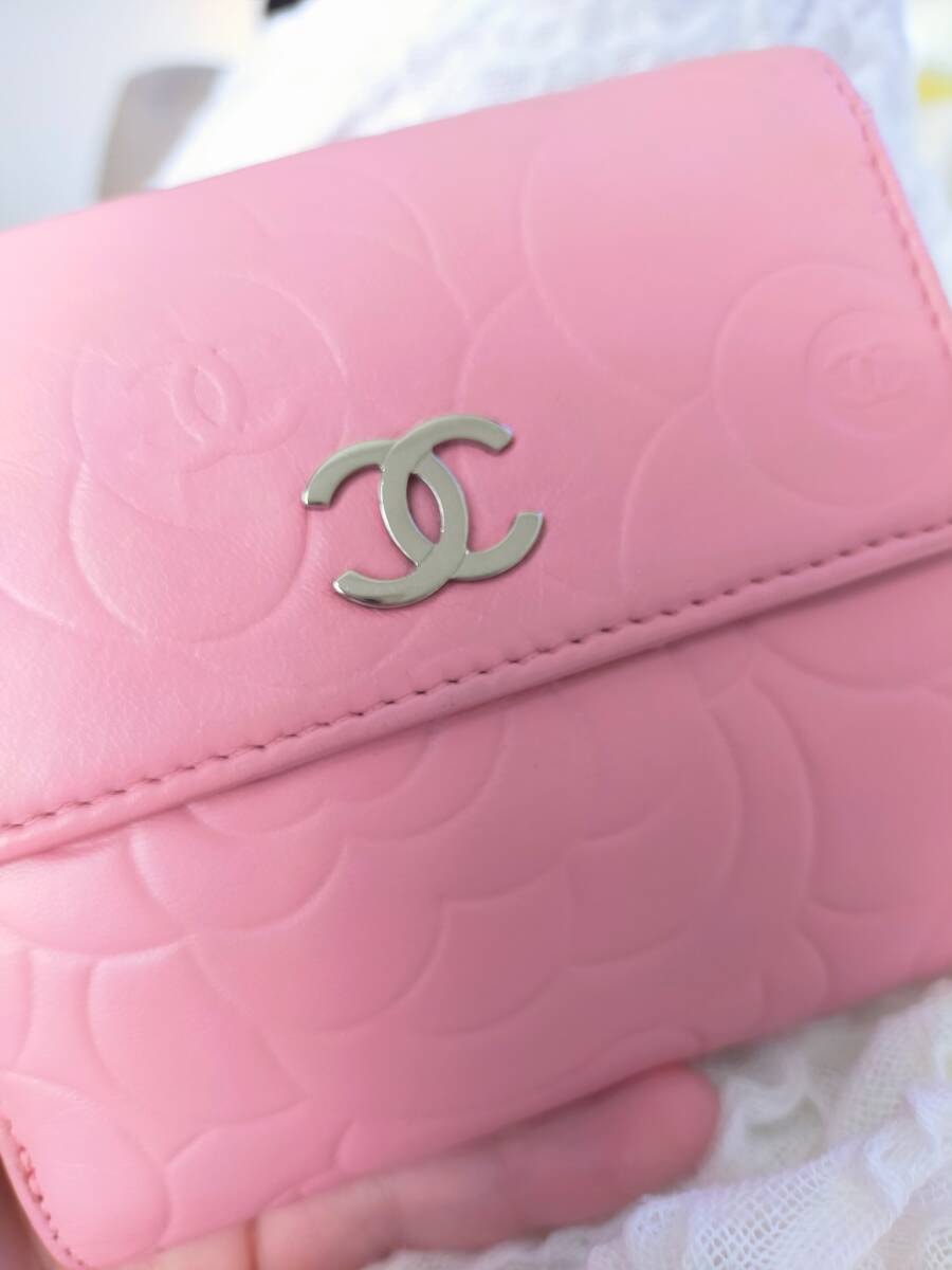 【CHANEL】クリーニング済みカメリア 二つ折り財布 ★シルバーココマーク cocoラムスキン シャネル革　ウォレットピンク　レザーマトラッセ