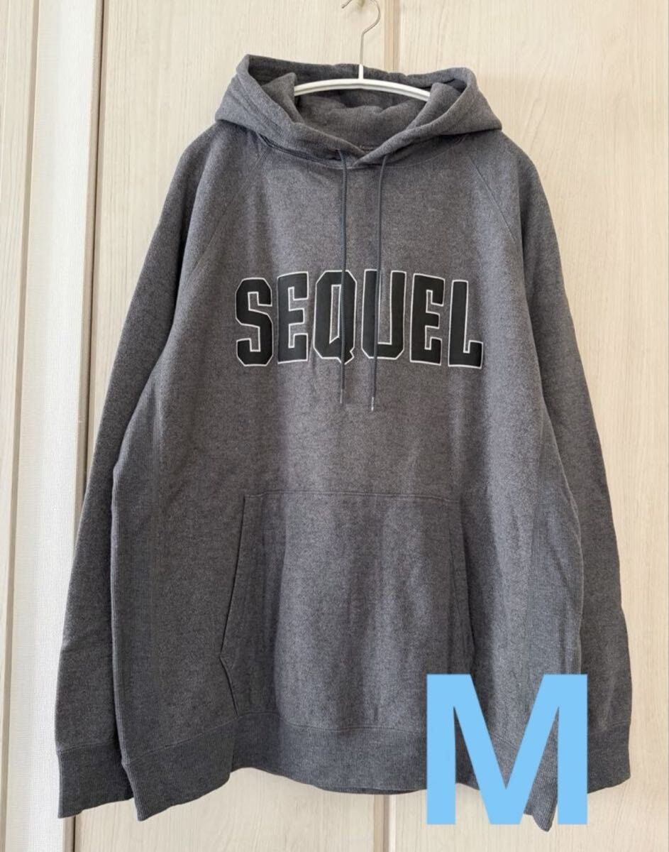 【極美品】SEQUEL （シークエル）ロゴプリントプルオーバーパーカー M グレー フーディーHOODIE フーディ フロントロゴ GOD SELECTION XXX 