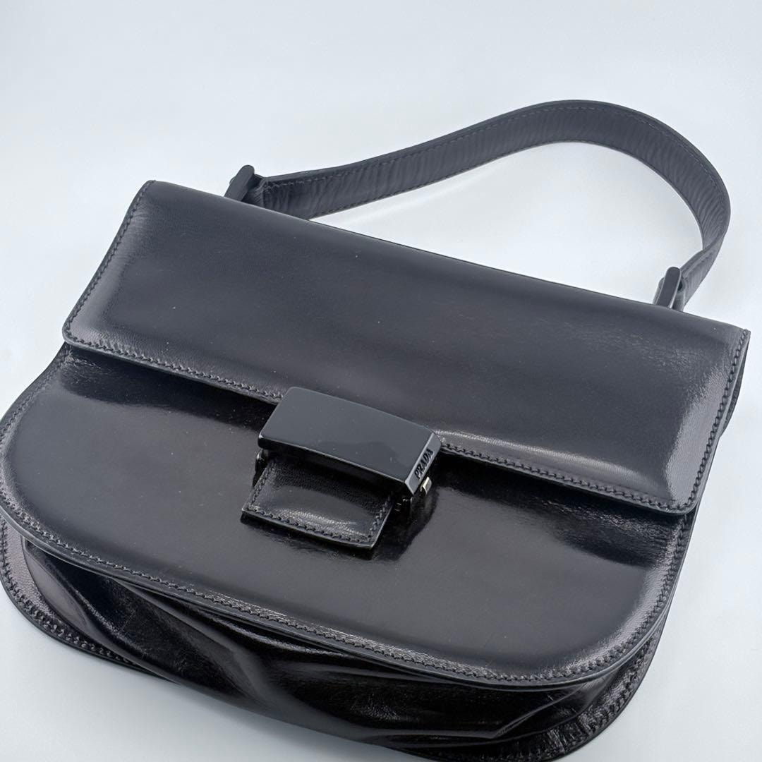 PRADAエナメルレザー 黒ハンドバッグ　バックル金具ロゴ刻印　イタリア製