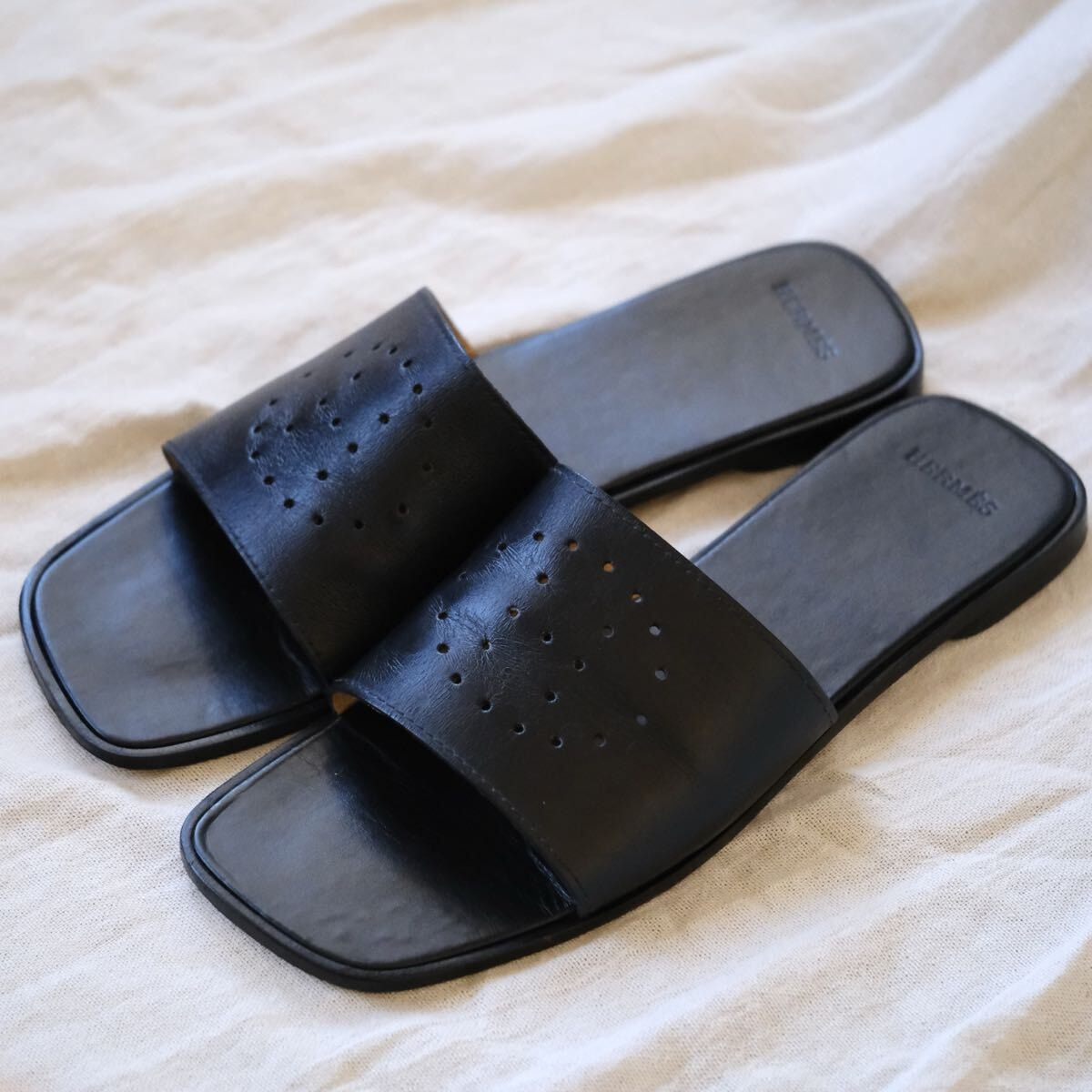 美品HERMESエルメス パンチングHロゴレザーサンダルエヴリン黒44