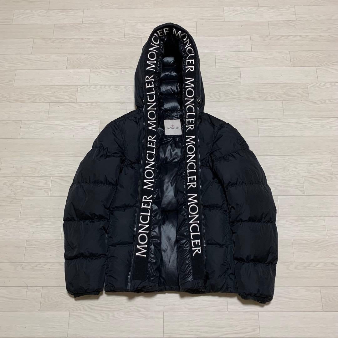 大人気★ MONCLER モンクラー　2 ブラック フードロゴ4D217
